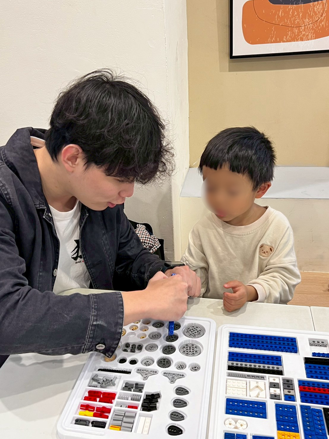 老師一對一引導孩子