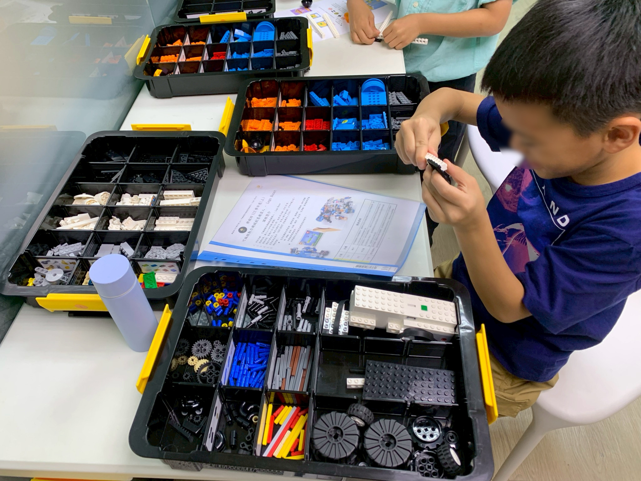 孩子專注組裝LEGO