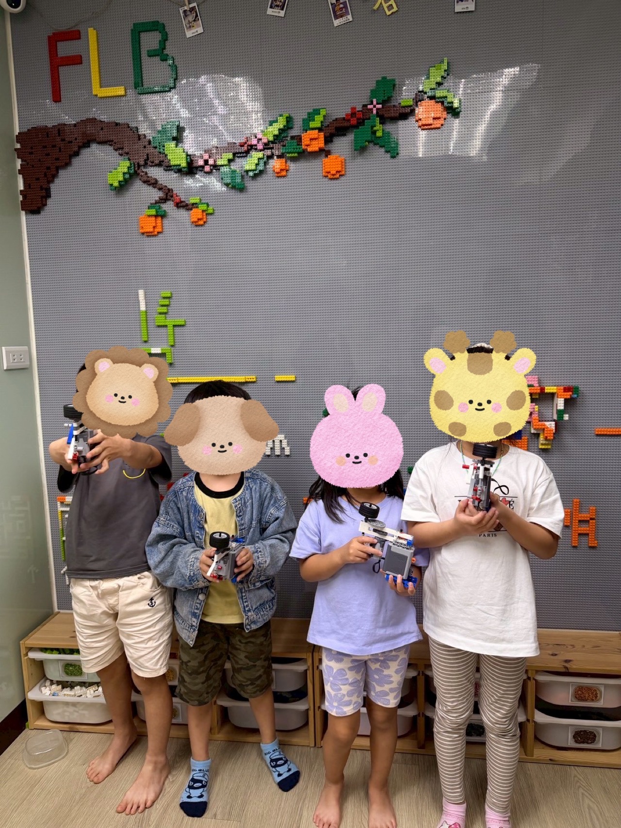 孩子展示完成的作品