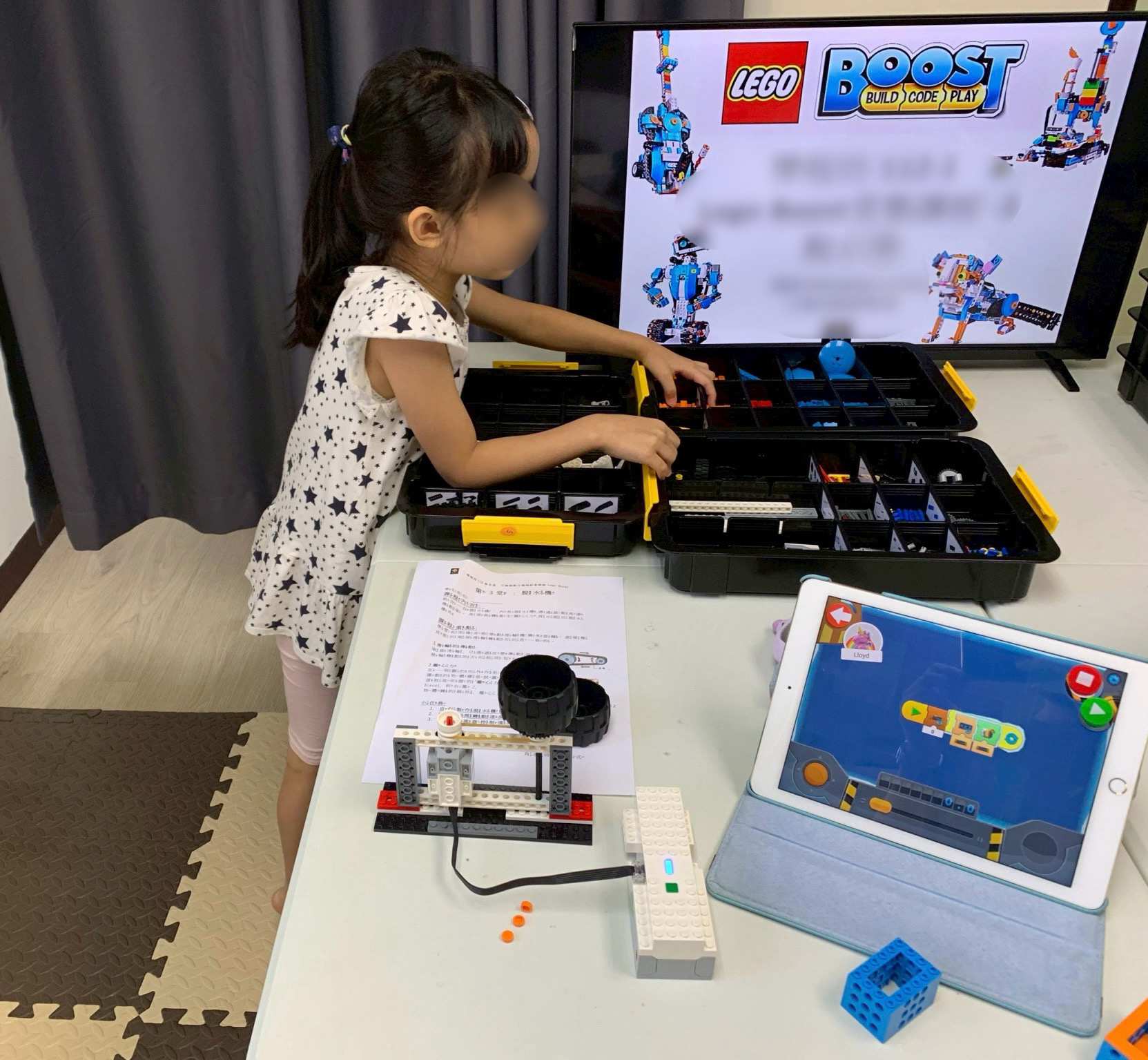 孩子用iPad控制LEGO程式
